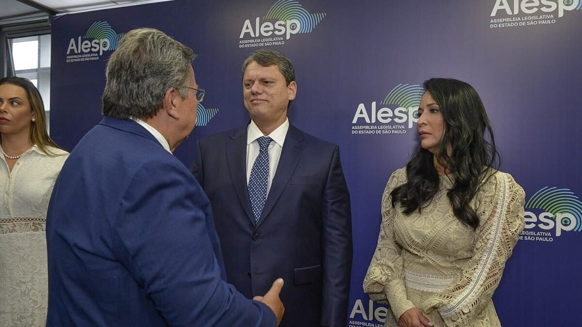 Painel avalia que Tarcísio desponta como líder da direita após Flávio ir aos EUA