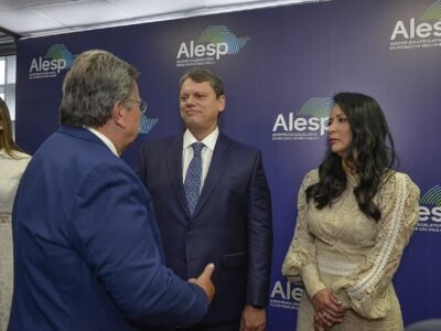 Painel avalia que Tarcísio desponta como líder da direita após Flávio ir aos EUA