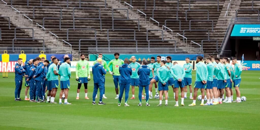 Técnico Carlo Ancelotti conversa com jogadores durante treino da Seleção Brasileira, em São Paulo