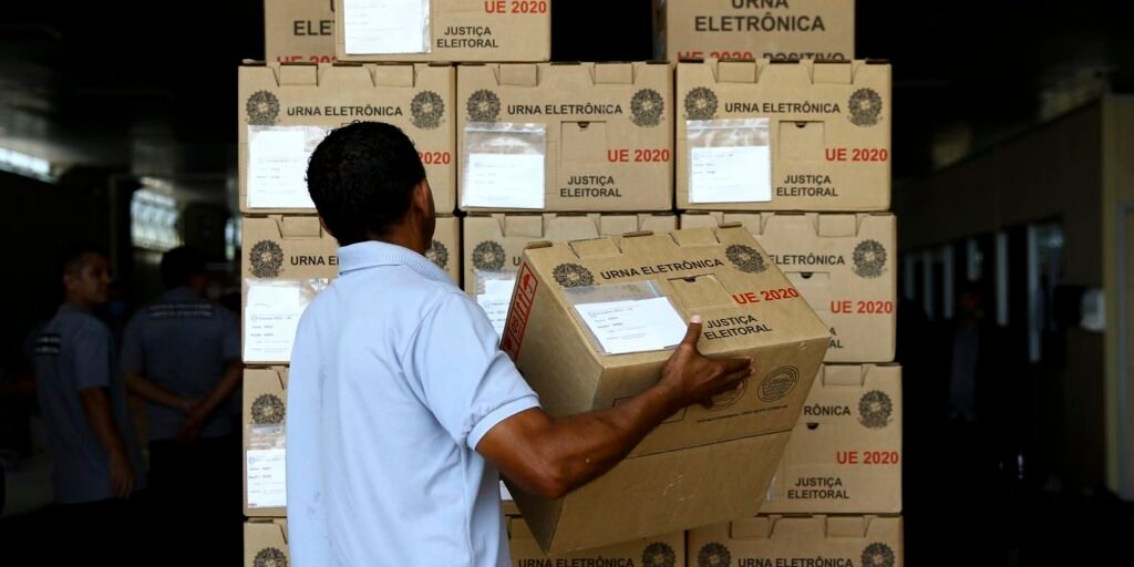 Técnicos do TRE-DF fazem conferência e lacração de urnas eletrônicas para o 1º turno das Eleições 2022