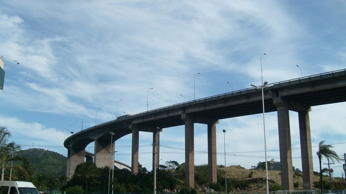 Multidão faz Terceira Ponte balançar em ato político em Vitória; engenheiro explica