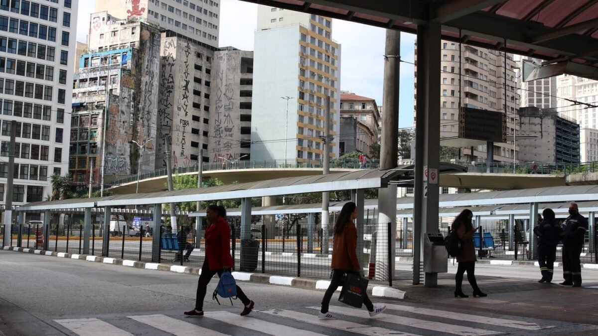 Chuva forte alaga Terminal Bandeira e estações do metrô em SP nesta quarta