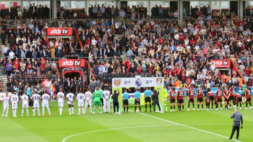 Jogadores perfilados no gramado do Vitality Stadium antes de partida