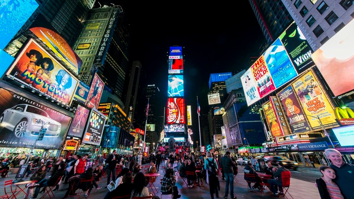 Borussia Dortmund monta arena no Times Square e reúne mais de 300 jovens