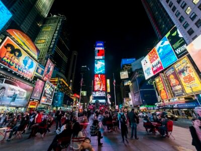 Borussia Dortmund monta arena no Times Square e reúne mais de 300 jovens