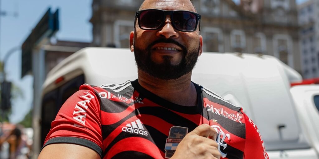 Torcedor do Flamengo comemora título da Copa Libertadores no centro do Rio de Janeiro, em novembro de 2025