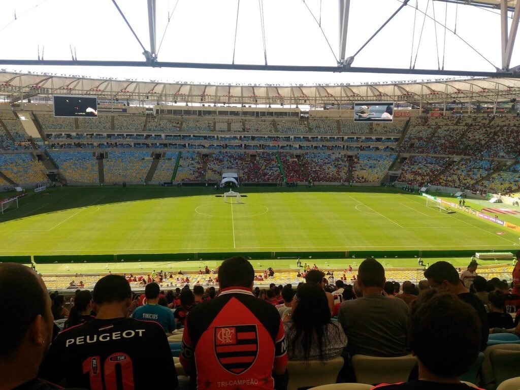 Torcedores com camisas do Flamengo nas arquibancadas do Maracanã