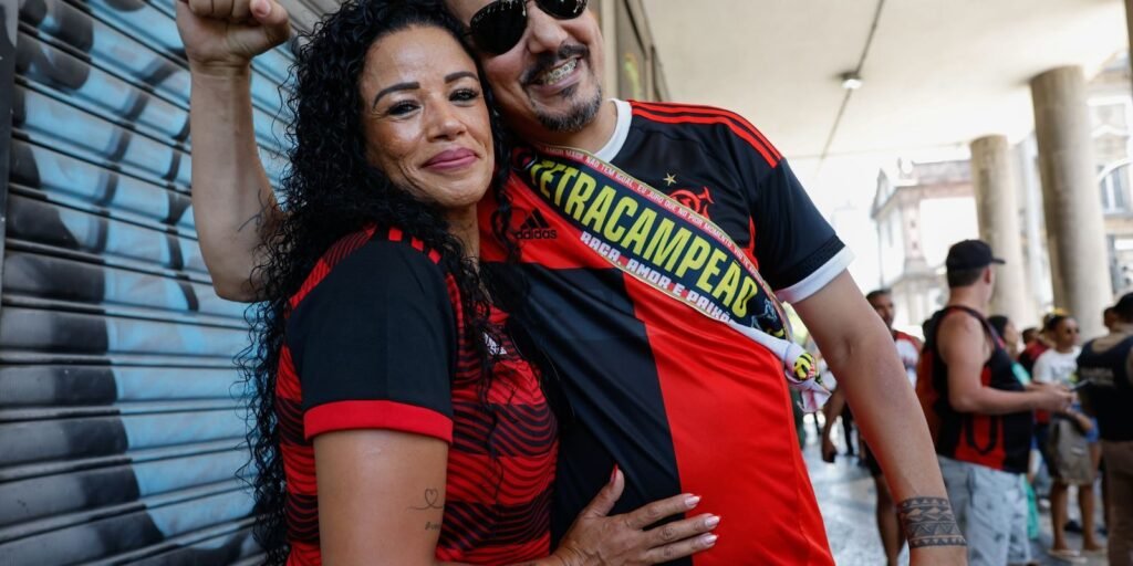Torcedores do Flamengo comemoram título da Libertadores no centro do Rio, em imagem de arquivo