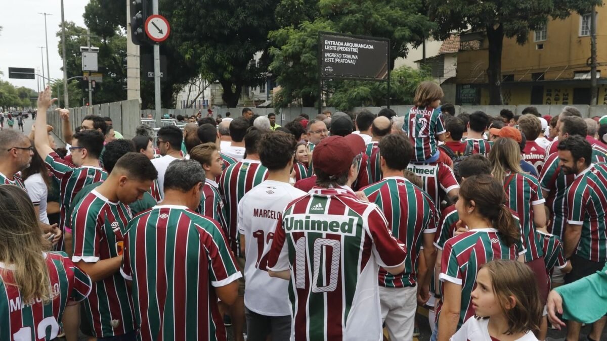 Danilo, do Flamengo, fratura a mandíbula em choque com Fábio e será operado nesta segunda