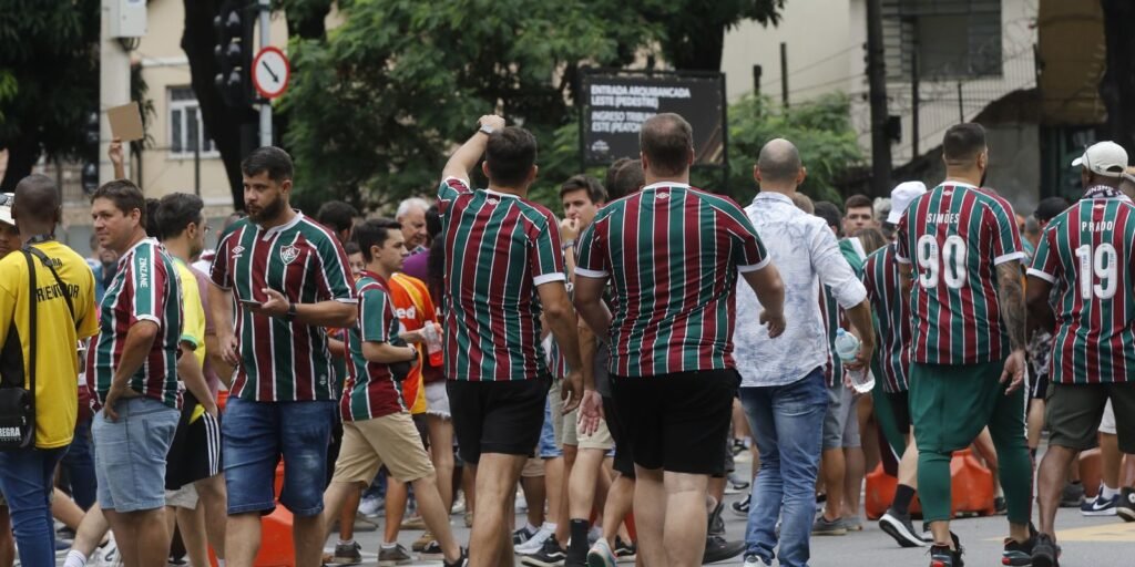 Torcedores do Fluminense no acesso ao Maracanã antes da final da Libertadores de 2023 contra o Boca Juniors, no Rio de Janeiro