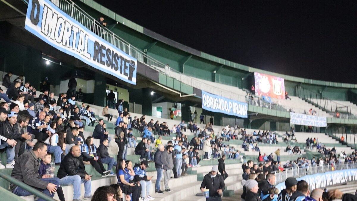 Grêmio vence o Coritiba no fim e sobe para 17º no Brasileirão, a 1 ponto do Inter