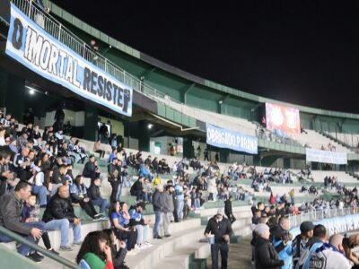 Grêmio vence o Coritiba no fim e sobe para 17º no Brasileirão, a 1 ponto do Inter