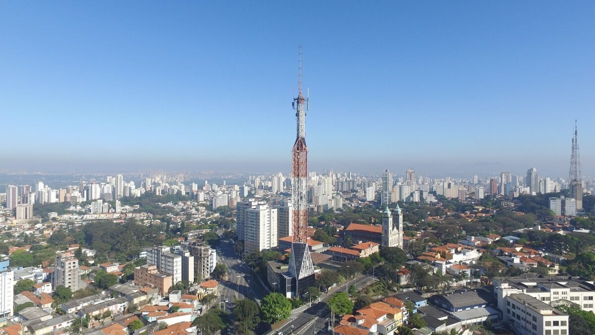 Debate entre Flávio Bolsonaro e Lula passa na TV Cultura às 20h deste domingo (18)