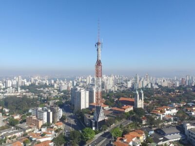 Debate entre Flávio Bolsonaro e Lula passa na TV Cultura às 20h deste domingo (18)
