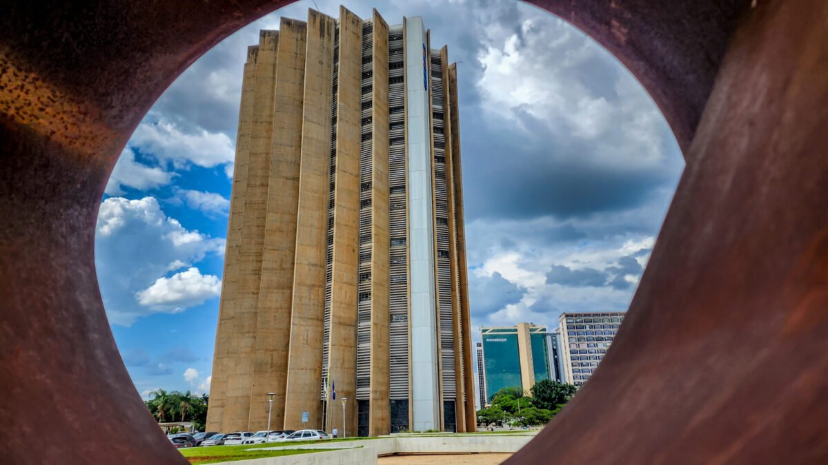 Bolsa Família de outubro sai para todos os NIS até quarta (21); piso sobe a R$ 691