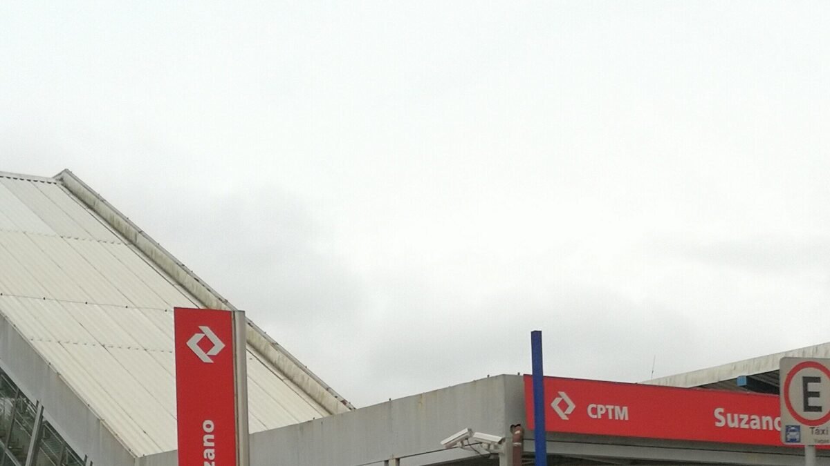 Caminhão tomba sobre dois carros perto de estação de trem em Suzano (SP)