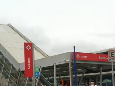 Caminhão tomba sobre dois carros perto de estação de trem em Suzano (SP)