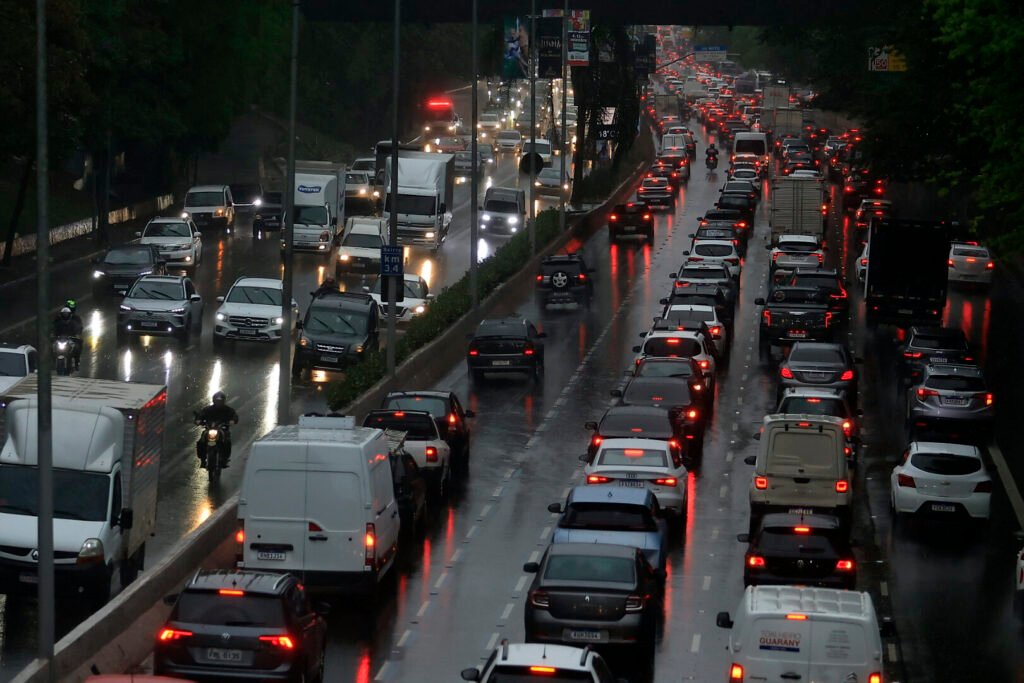 Trânsito de carros durante chuva em São Paulo