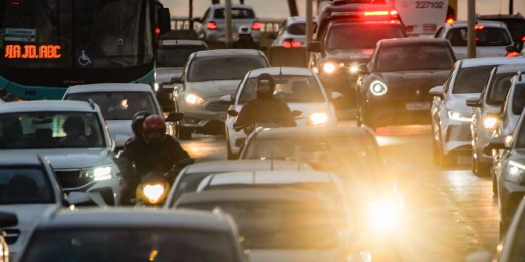 Trânsito intenso na volta para casa em vias de Brasília