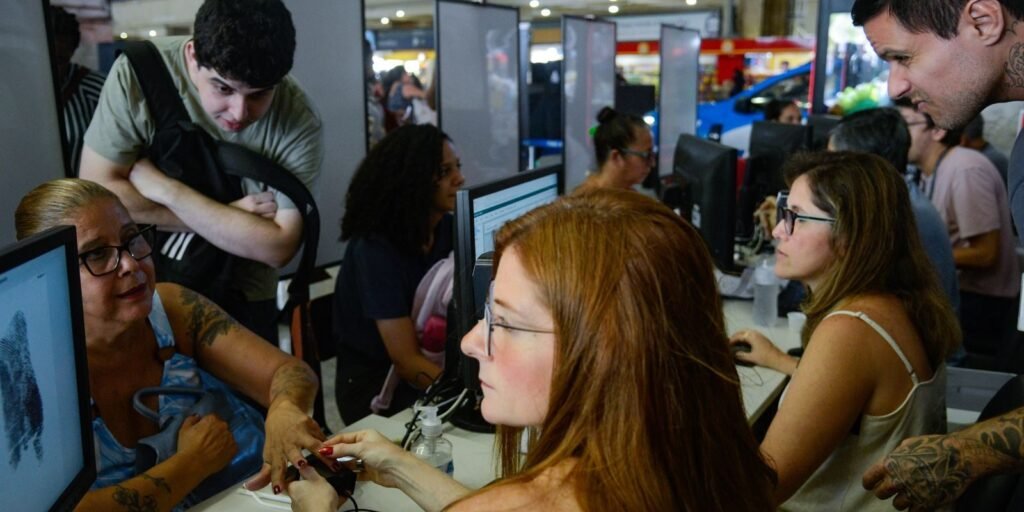 TRE-RJ coleta dados biométricos de eleitores na Central do Brasil, no centro do Rio de Janeiro