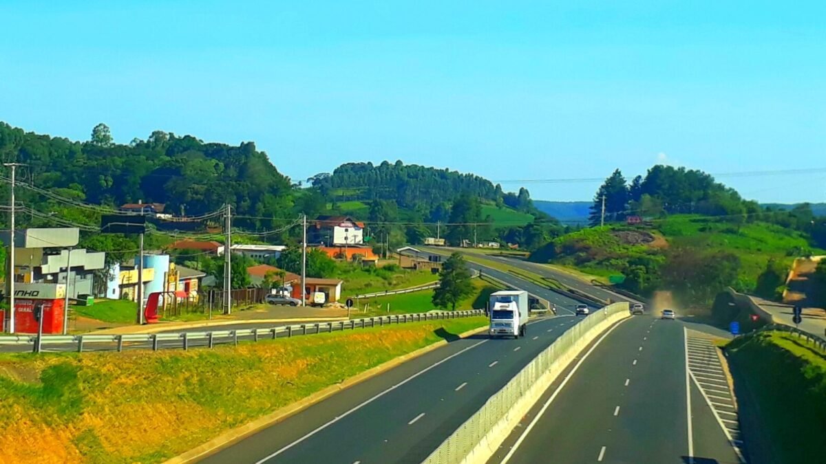 Caminhão tomba na BR-376 em Ponta Grossa ao desviar de carro na contramão