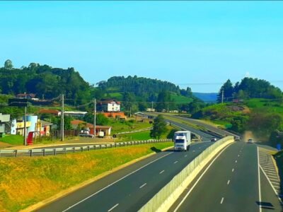 Caminhão tomba na BR-376 em Ponta Grossa ao desviar de carro na contramão