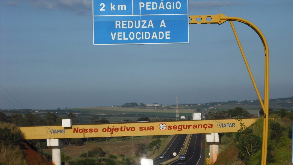 Caminhão tomba ao desviar de carro na contramão e bloqueia BR-376 em Ponta Grossa