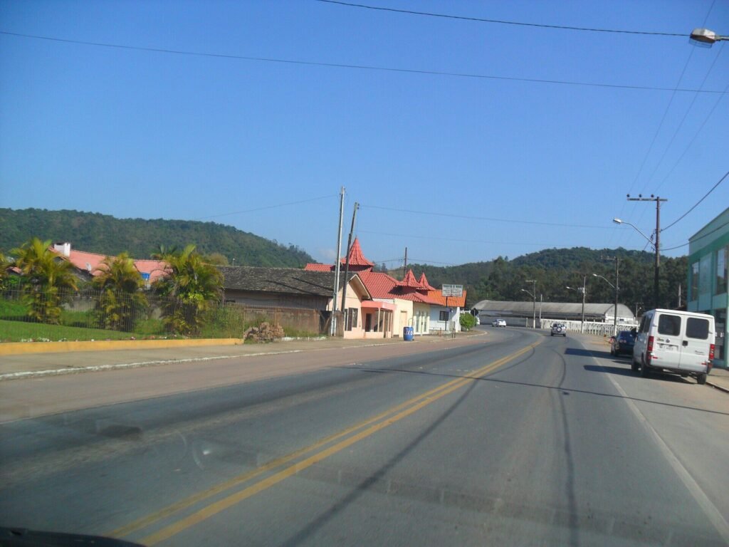 Trecho da BR 470 no centro de Apiúna, em foto de arquivo do banco Wikimedia Commons