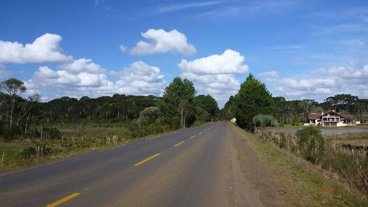Motorista fica preso em ferragens após colisão de três veículos na PR-170