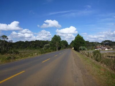 Motorista fica preso em ferragens após colisão de três veículos na PR-170