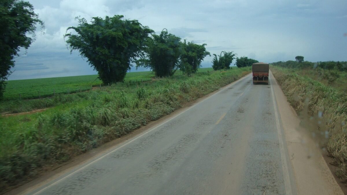 Dois militares do Exército morrem em colisão com carreta na BR-163, em Mato Grosso do Sul