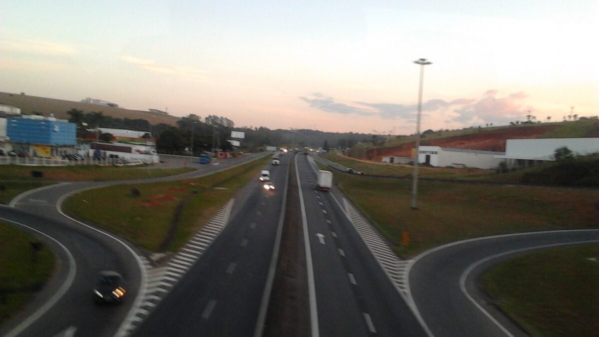 Carreta com transformador de 521 toneladas causa lentidão na Fernão Dias, em MG