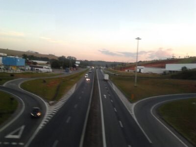 Carreta com transformador de 521 toneladas causa lentidão na Fernão Dias, em MG