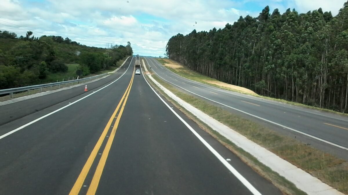 Batida entre carretas derrama álcool e interdita trecho da SP-270 em Paraguaçu Paulista