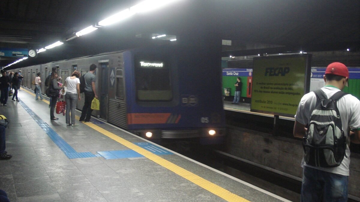 Metrô de SP divulga imagens de depredação em estações após ato pró-Lula na Paulista