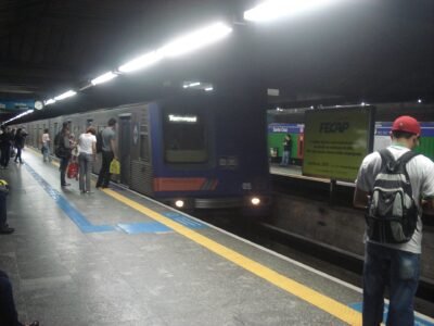 Metrô de SP divulga imagens de depredação em estações após ato pró-Lula na Paulista