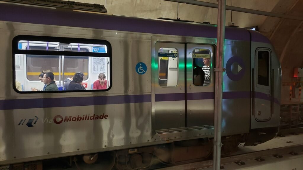 Trem da frota P da ViaMobilidade na estação Santa Cruz, na Linha 8-Diamante
