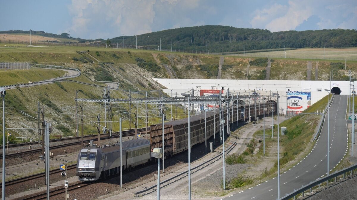 Eurotúnel: ônibus e trem batem na França e deixam 19 feridos