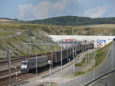 Eurotúnel: ônibus e trem batem na França e deixam 19 feridos