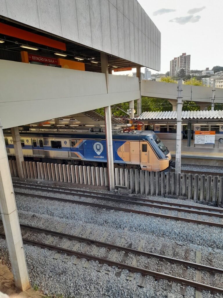 Trem do metrô de Belo Horizonte