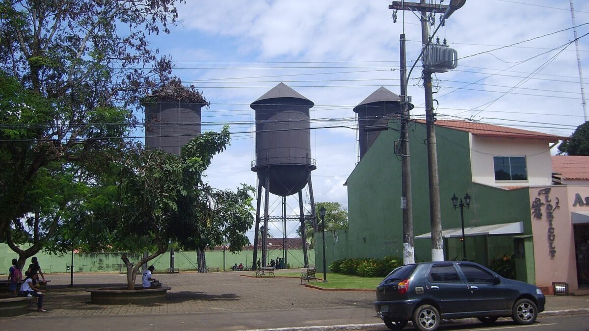 Locutora morre atropelada por caminhão limpa-fossa após moto bater em carro em Porto Velho