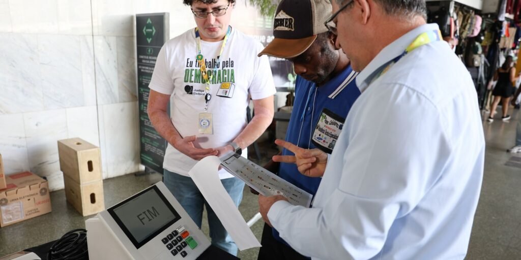TSE faz demonstração de como votar na urna eletrônica na Rodoviária de Brasília