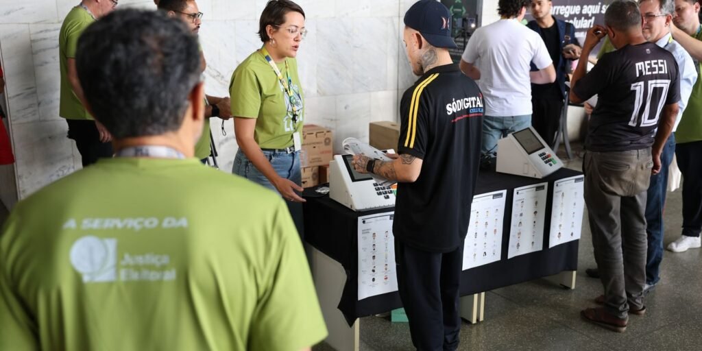 TSE faz demonstração de como votar na urna eletrônica na Rodoviária de Brasília