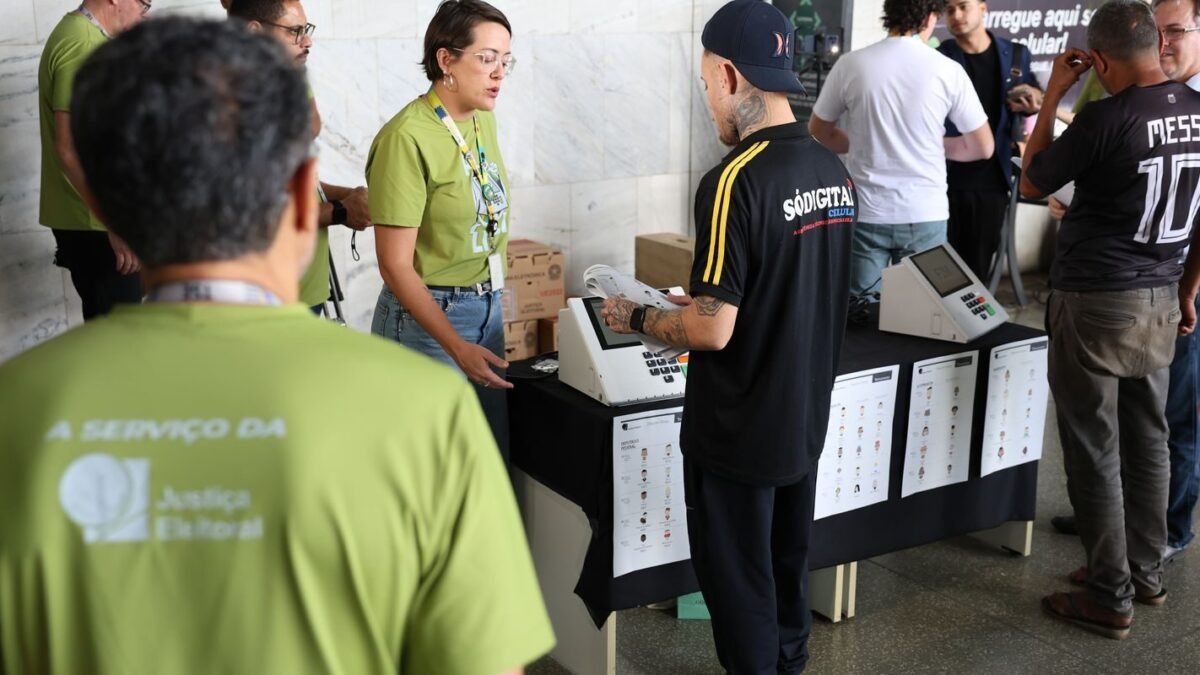 Horário da eleição 2026: votação vai das 8h às 17h de Brasília; veja o horário no seu estado