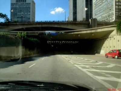Chuva alaga ruas em São Paulo e Prefeitura suspende rodízio nesta quarta (14)