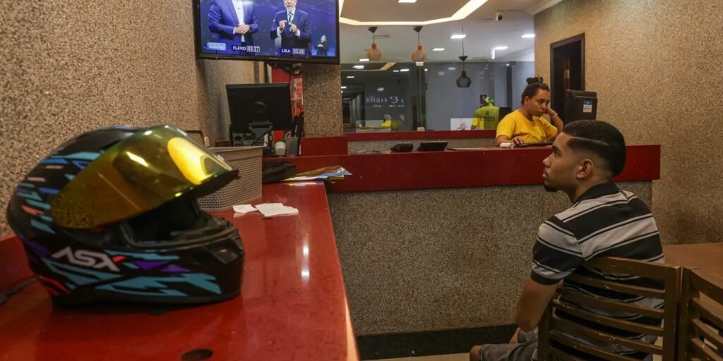 TV mostra Lula e Flávio Bolsonaro no debate da Band