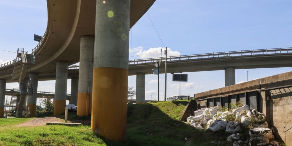 Uma das 14 comportas do sistema de proteção contra cheias, com sacos de areia, junto ao Guaíba, em Porto Alegre