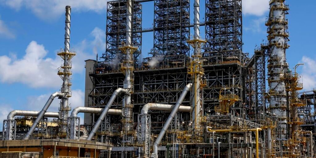 Unidade de coqueamento retardado na Refinaria Abreu e Lima (RNEST), da Petrobras, em Ipojuca (PE)