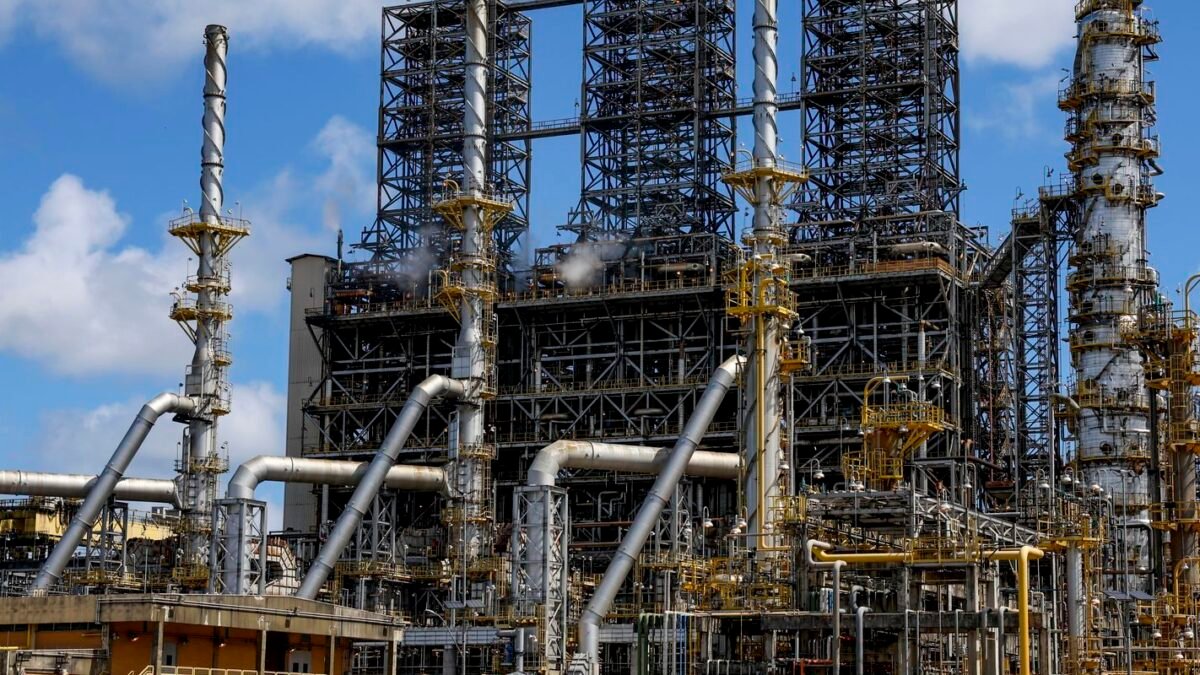Brent chega a US$ 110 pela 1ª vez desde maio com tensão no Oriente Médio e ataques na Rússia