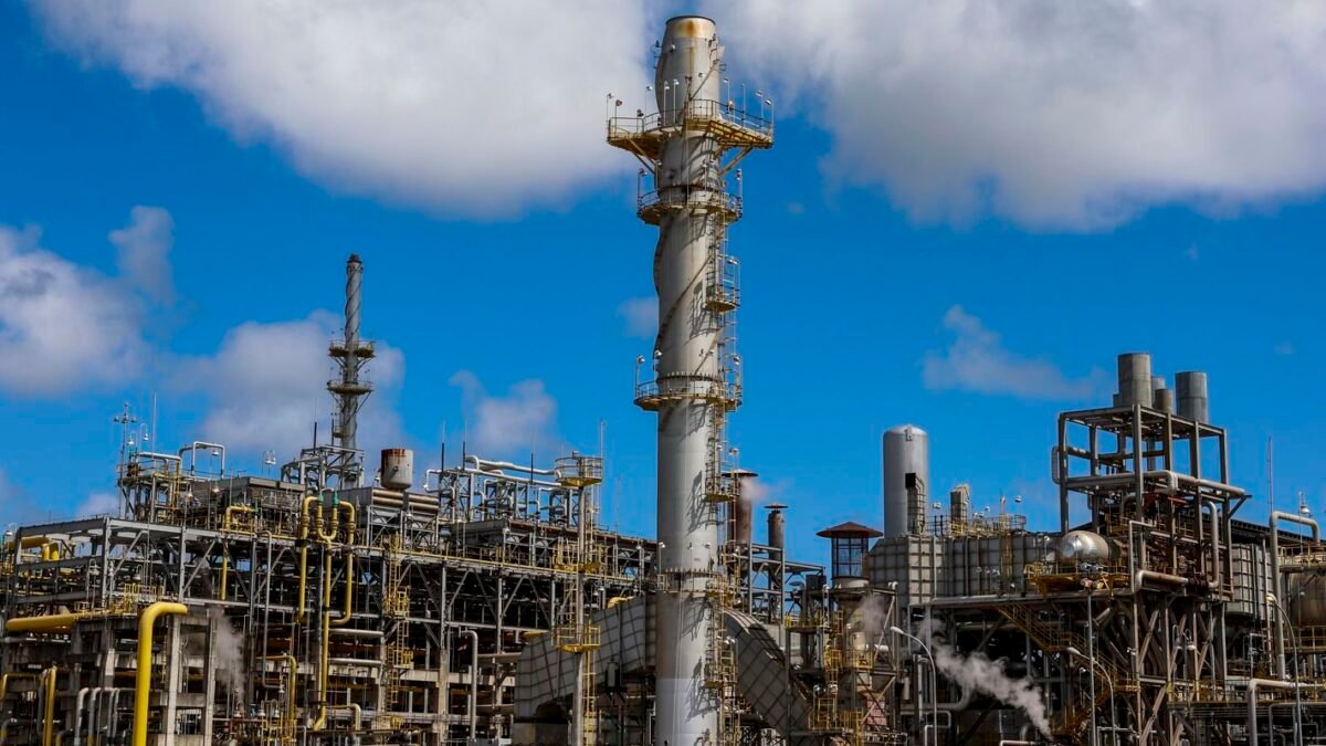 Petróleo Brent passa de US$ 114 pela 1ª vez desde maio com ataques na Arábia Saudita